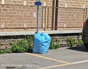 Viterbo - Saccone abbandonato in via Friuli