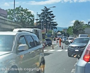 Viterbo - Lunghe code di macchine in viale Francesco Baracca per rifare le strisce pedonali