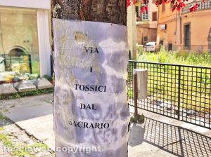 Viterbo - Il cartello su un albero a piazza del Sacrario