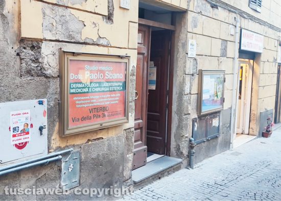 Viterbo - Via Roma - Uomo trovato morto in casa - I carabinieri sul posto