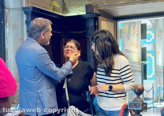 Viterbo - Signora irrompe in consiglio comunale