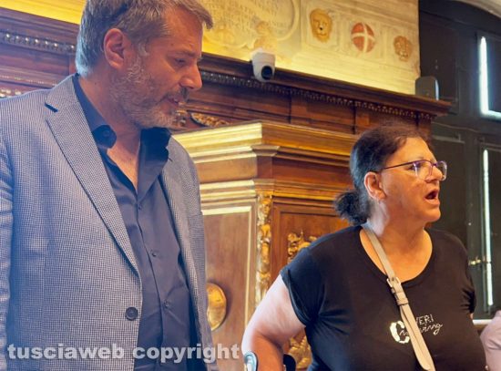 Viterbo - Signora irrompe in consiglio comunale