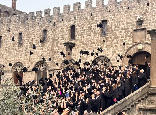Viterbo - A piazza San Lorenzo la cerimonia di consegna del diploma di laurea di I e II livello