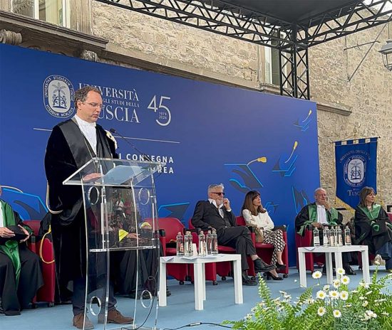 Viterbo - A piazza San Lorenzo la cerimonia di consegna del diploma di laurea di I e II livello