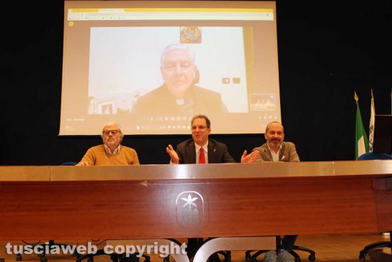 Viterbo - Il Pinocchio di Collodi regalato alle scuole elementari - Donate 3500 copie - La presentazione all'Unitus - Stefano Ubertini, Carlo Galeotti e Giorgio Nisini nello schermo il vescovo Piazza