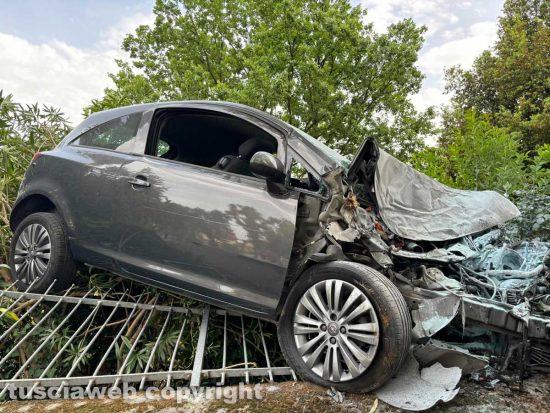 Civita Castellana - Auto ba a sbattere contro un muro e finisce nel giardino di un'abitazione