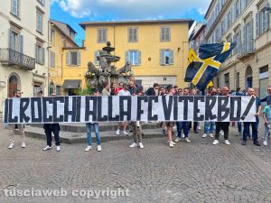 Viterbo - I tifosi in piazza delle Erbe per lo stadio Rocchi