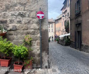 Viterbo - Un divieto d'accesso attaccato alla torre del Borgognone