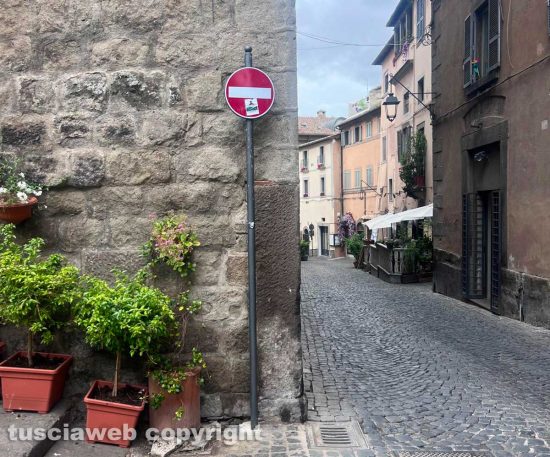 Viterbo - Un divieto d'accesso attaccato alla torre del Borgognone