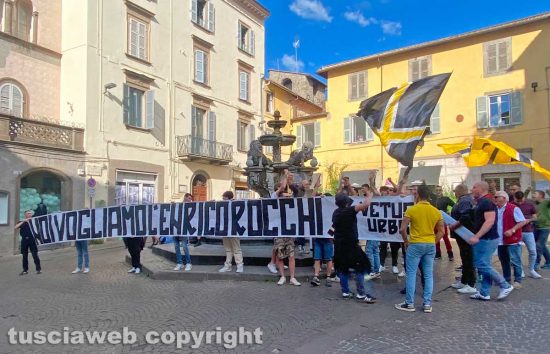 Viterbo - I tifosi in piazza delle Erbe per lo stadio Rocchi