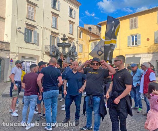 Viterbo - I tifosi in piazza delle Erbe per lo stadio Rocchi