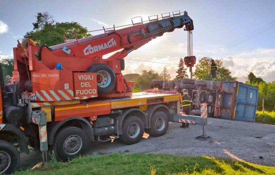 Civitella D'Agliano - Autocarro finisce su un fianco e perde il carico