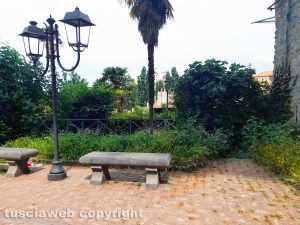 Viterbo - I giardini di palazzo dei Priori nel degrado e abbandonati