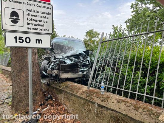 Civita Castellana - Auto ba a sbattere contro un muro e finisce nel giardino di un'abitazione
