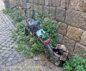Viterbo - Una bici arrugginita e abbandonata in via Braccia di San Francesco