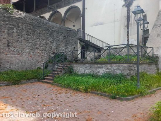 Viterbo - I giardini di palazzo dei Priori nel degrado e abbandonati