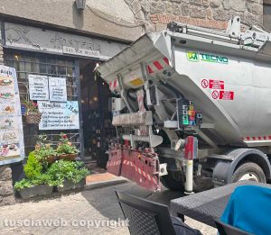 Viterbo - Netturbini all'ora di pranzo in via San Pellegrino