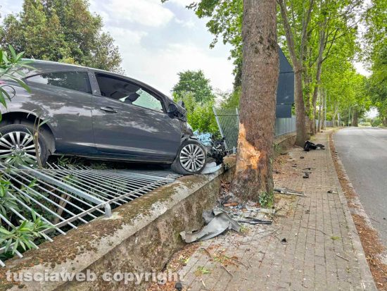Civita Castellana - Auto ba a sbattere contro un muro e finisce nel giardino di un'abitazione