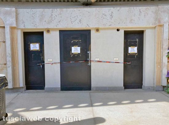 Viterbo - I bagni fuori servizio al cimitero nuovo