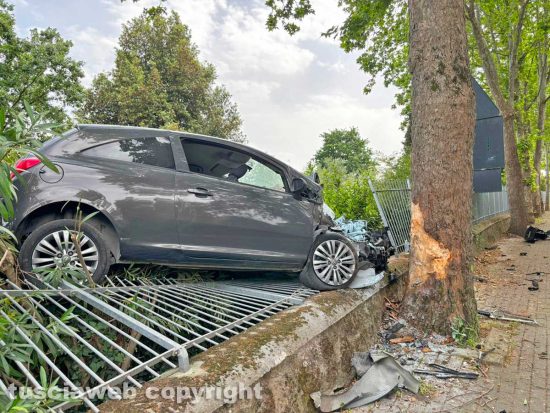 Civita Castellana - Auto ba a sbattere contro un muro e finisce nel giardino di un'abitazione