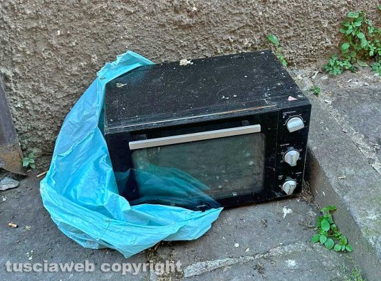 Viterbo - Un forno elettrico abbandonato in via Braccia di San Francesco