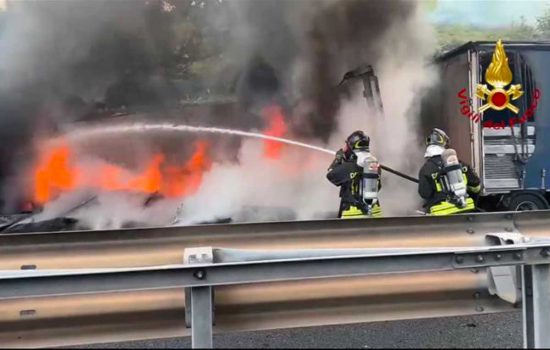 Terni - Autoarticolato in fiamme sull'A1, chiusa la carreggiata