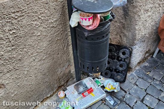 Viterbo - Cestino strapieno in via San Lorenzo