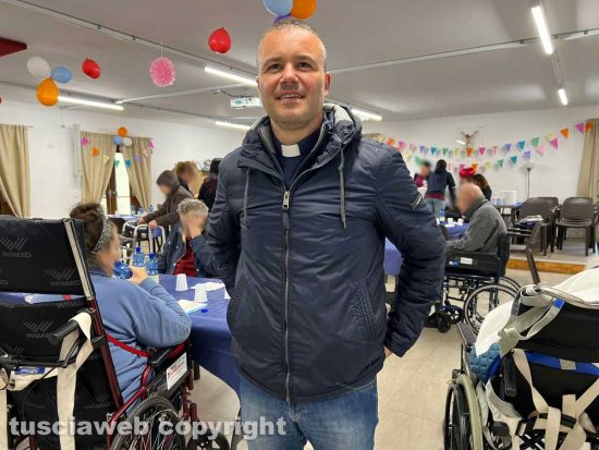 Don Emanuele Germani al centro di Villanova