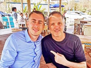 Adam Marusic con uno dei titolari dell'Isola del Pescatore, Stefano Quartieri