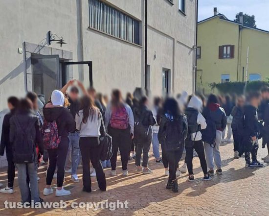 Viterbo - Studenti fuori dall'Orioli