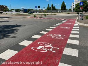 Viterbo - La segnaletica della pista ciclabile sbagliata