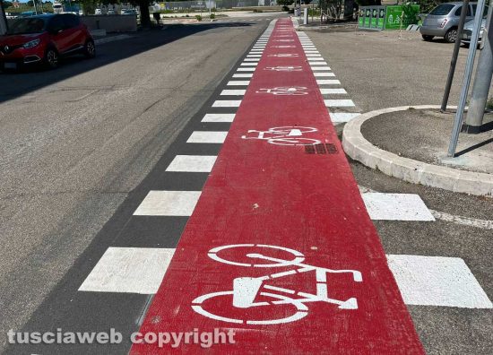 Viterbo - La segnaletica della pista ciclabile sbagliata