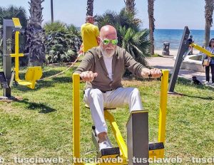 Civitavecchia - Il sindaco Tedesco prova la palestra all'aperto