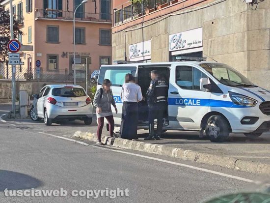 Viterbo - Incidente in via Vicenza - La polizia locale sul posto