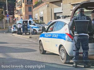 Viterbo - Incidente in via Vicenza - La polizia locale sul posto