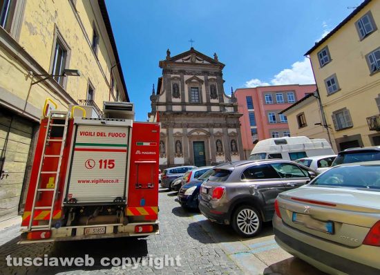 Viterbo - Vigili del fuoco a piazza Concetti