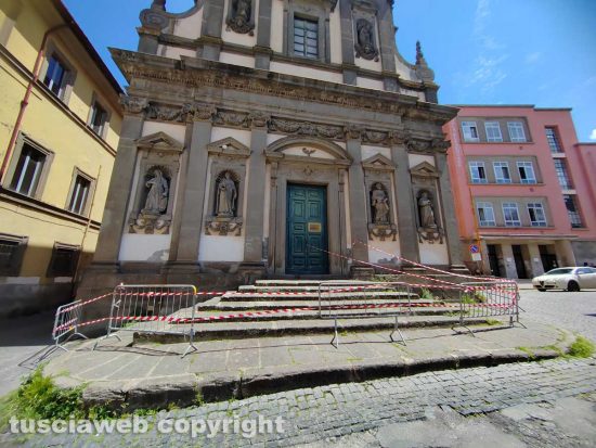 Viterbo - Le transenne alla chiesa della Pace