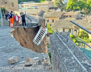 Acquapendente - Crolla un muro a piazza dell'Orologio