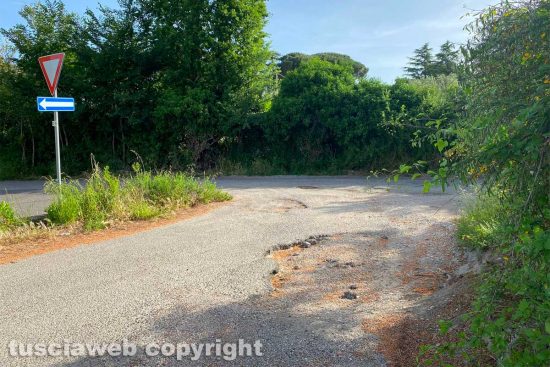 Viterbo - Buche lungo la strada per l'isola ecologica sotto l'ospedale Belcolle