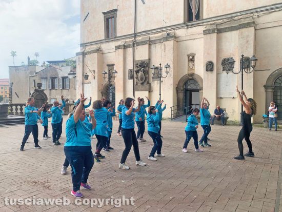 Viterbo - Flah mob dei ragazzi di ASD Sorrisi che nuotano Eta Beta odv