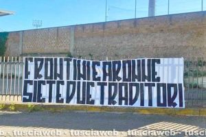 Viterbo - Lo striscione ai piedi del Rocchi