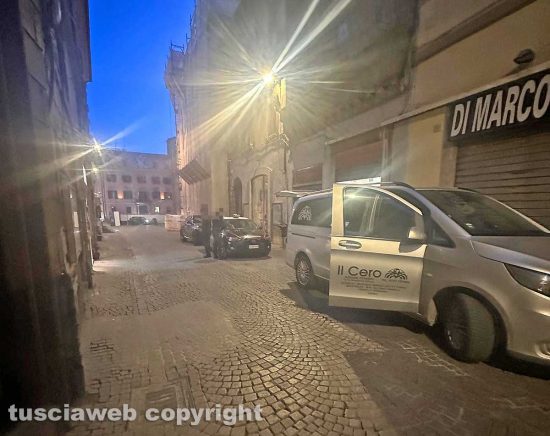 Viterbo - Via Roma - Uomo trovato morto in casa - Agenzia funebre e carabinieri sul posto