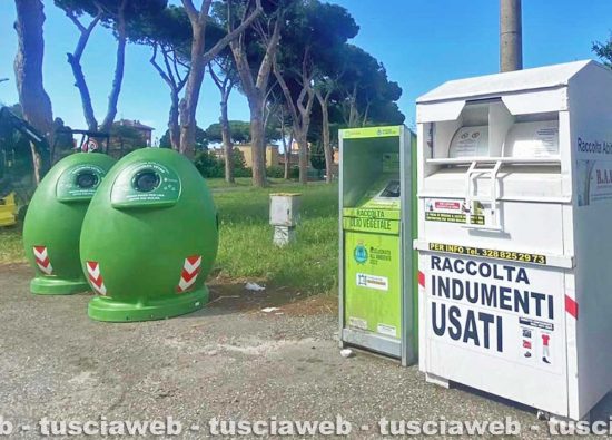 Civitavecchia - Le uova per la raccolta del vetro