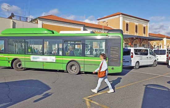 La viabilità difficile davanti alla stazione di Civitavecchia