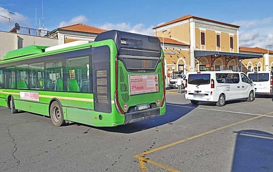 La viabilità difficile davanti alla stazione di Civitavecchia