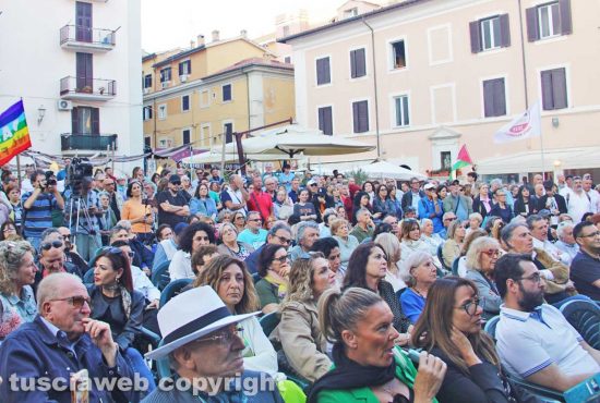 Civitavecchia - A piazza Fratti tanta gente per Conte
