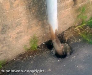 Viterbo - Lampione pericolante in strada Respoglio