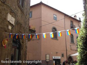 Viterbo - La Rainbow Street di via Saffi