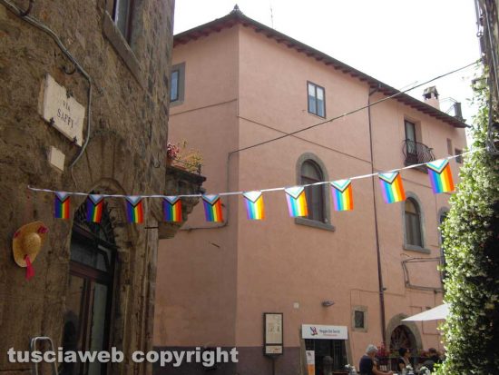 Viterbo - La Rainbow Street di via Saffi