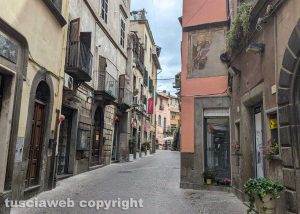 Viterbo - Vandalizzata la Rainbow Street di via Saffi